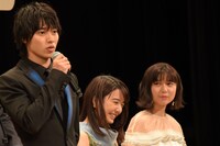 左から山崎賢人、上白石萌音、上白石萌歌。