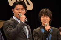 左から鈴木亮平、山崎賢人。