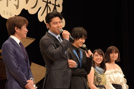 鈴木亮平(中央左)の発言に登壇者たちが笑う様子。