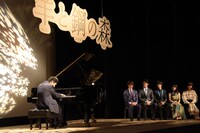 辻井伸行の演奏中の様子。