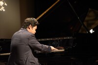 演奏を披露する辻井伸行。