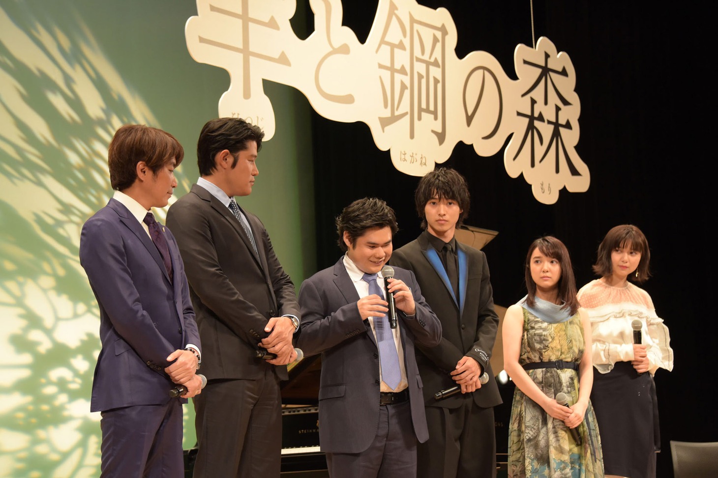 映画の感想を述べる辻井伸行（中央）。