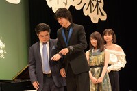 辻井伸行（手前左）と一緒に退場する山崎賢人（手前右）。