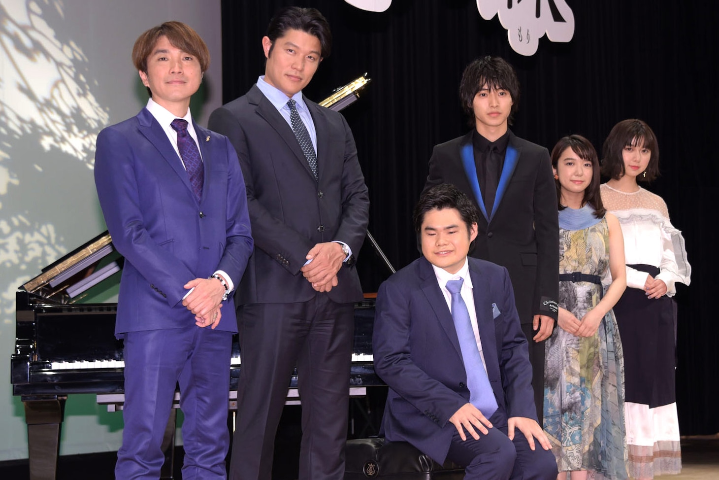 「羊と鋼の森」完成披露試写会にて、左から橋本光二郎、鈴木亮平、辻井伸行、山崎賢人、上白石萌音、上白石萌歌。