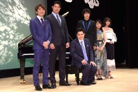 左から橋本光二郎、鈴木亮平、辻井伸行、山崎賢人、上白石萌音、上白石萌歌。