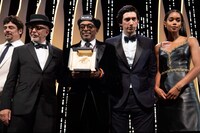 スパイク・リー（中央）、アダム・ドライバー（中央右）。（写真提供：Xinhua / Sipa USA / Newscom / ゼータ イメージ）