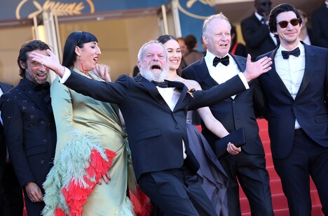 授賞式後、会場の外で盛り上がるテリー・ギリアム（中央）ら。（写真提供：DAVID SILPA / UPI / Newscom / ゼータ イメージ）