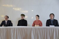 左から田中和彦、イッセー尾形、阿部純子、井上雅貴。