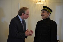 左から駐日ロシア大使のミハイル・ガルージン、イッセー尾形。