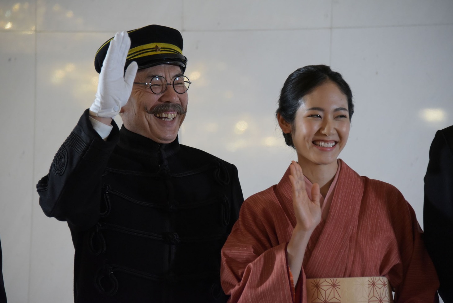 左からイッセー尾形、阿部純子。