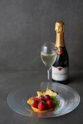 シャンパンとフルーツのセット。