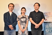 左から古舘寛治、二階堂ふみ、深田晃司。