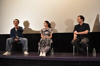 左から古舘寛治、二階堂ふみ、深田晃司。