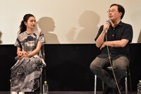 左から二階堂ふみ、深田晃司。