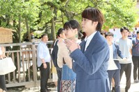 左から広瀬すず、櫻井翔。