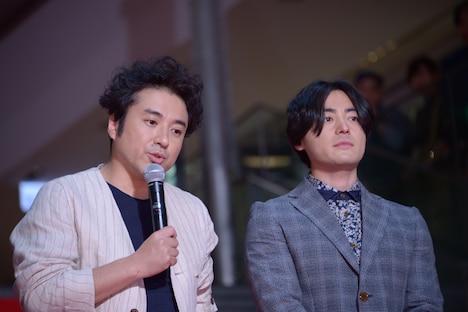 左からムロツヨシ、山田孝之。