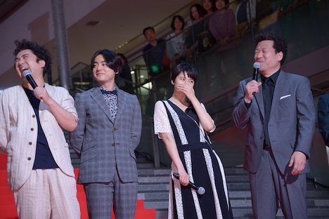 左からムロツヨシ、山田孝之、長澤まさみ、佐藤二朗。