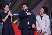 左から山崎紘菜、勝矢、ムロツヨシ。