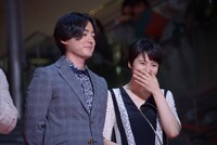 左から山田孝之、長澤まさみ。