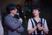 左から山田孝之、長澤まさみ。