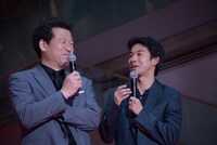 左から佐藤二朗、太賀。