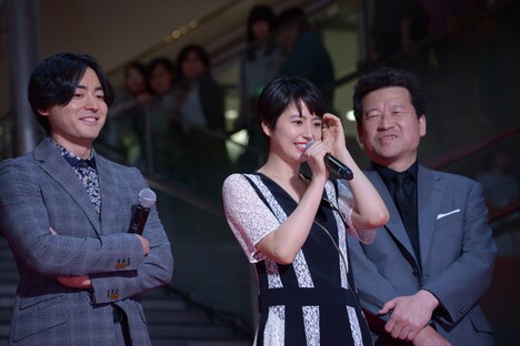 左から山田孝之、長澤まさみ、佐藤二朗。