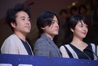 左からムロツヨシ、山田孝之、長澤まさみ。