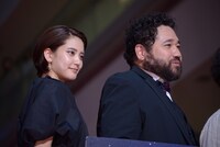 左から山崎紘菜、勝矢。