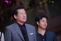 左から佐藤二朗、太賀。