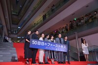 「50回目のファーストキス」レッドカーペットセレモニーの様子。左から山崎紘菜、勝矢、ムロツヨシ、山田孝之、長澤まさみ、佐藤二朗、太賀。