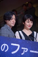 左から山田孝之、長澤まさみ。