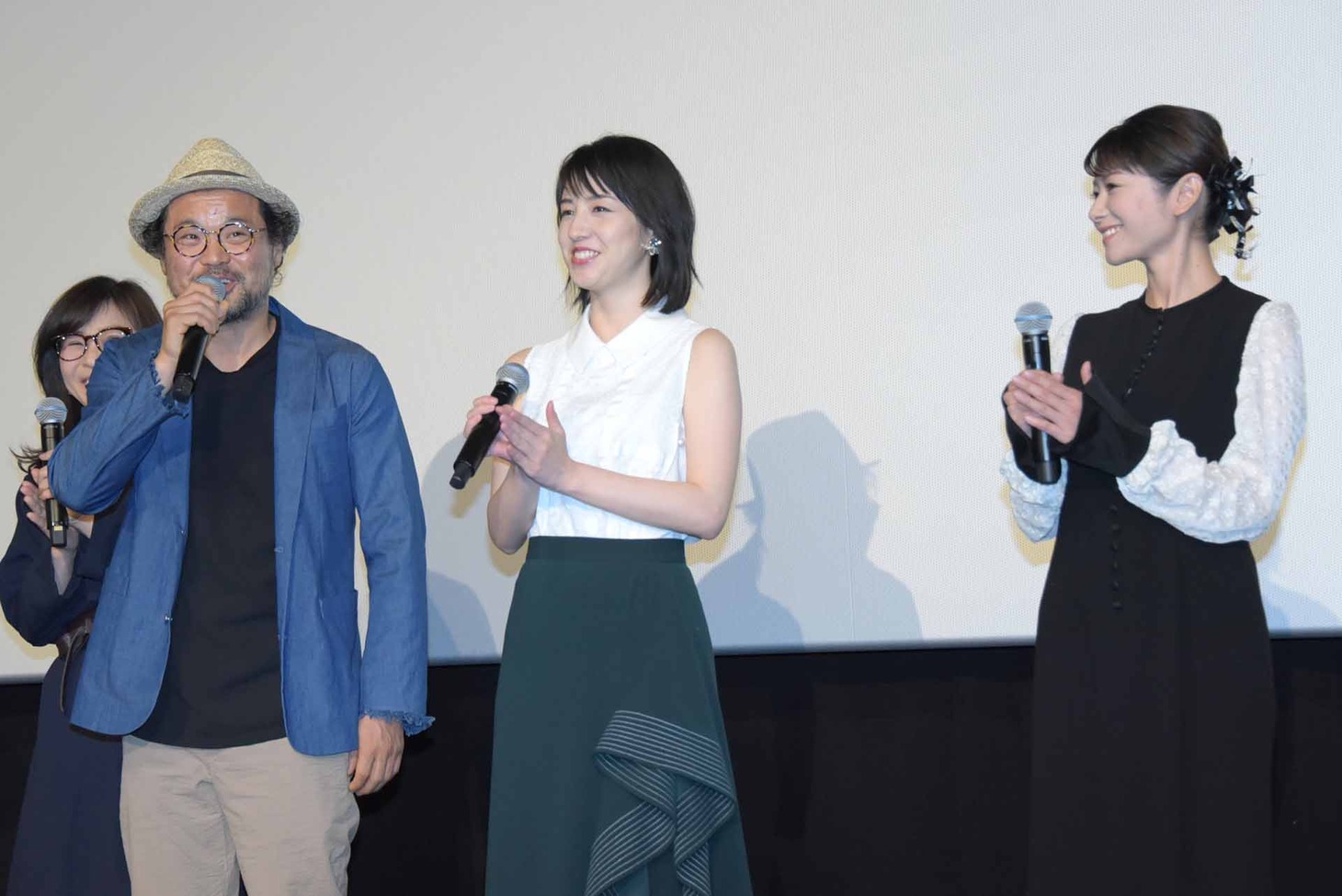左からキム・サンホ、桜庭ななみ、真木よう子。