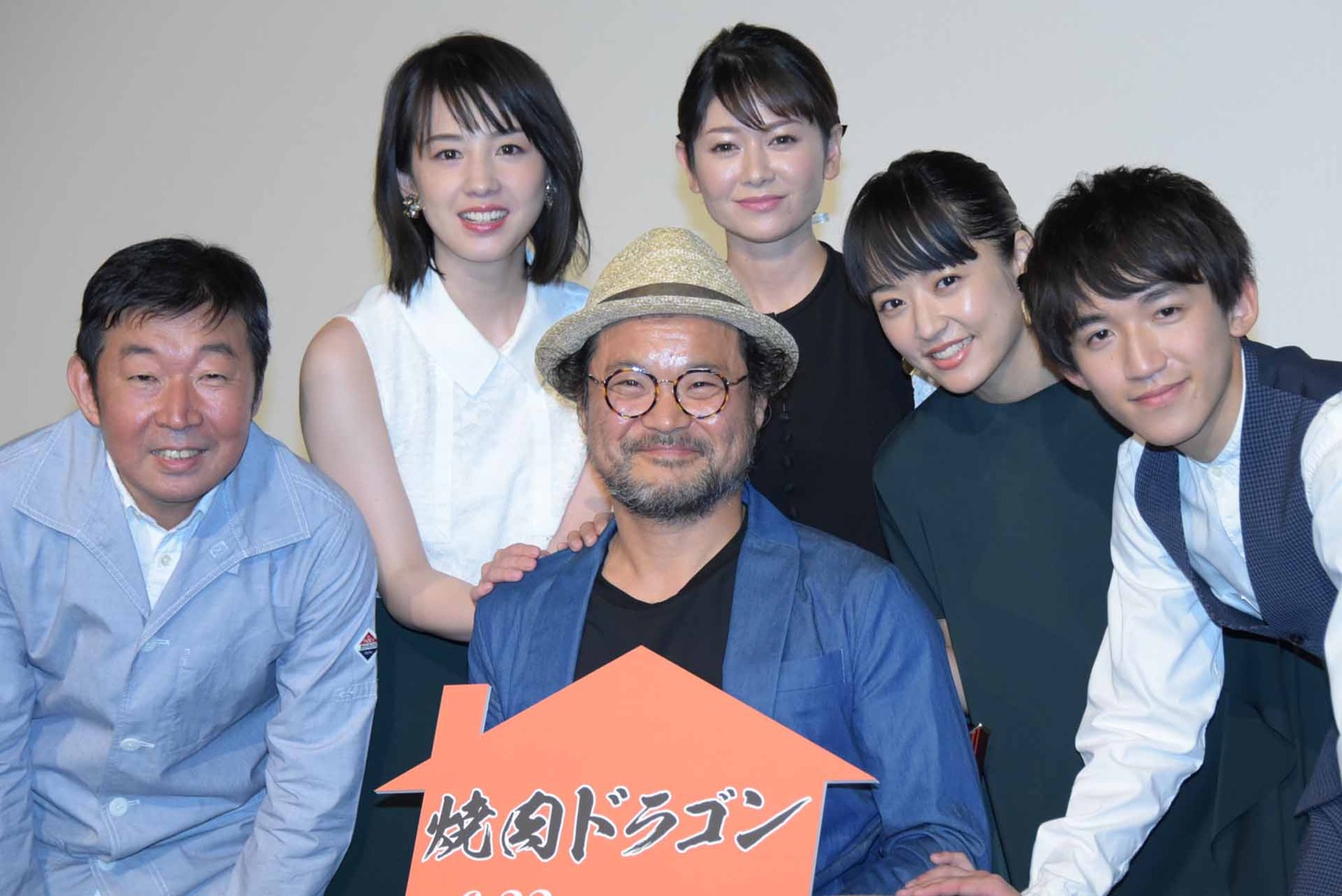 「焼肉ドラゴン」舞台挨拶の様子。左から鄭義信、桜庭ななみ、キム・サンホ、真木よう子、井上真央、大江晋平。