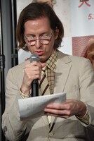 ファンへのメッセージを読み上げるウェス・アンダーソン。