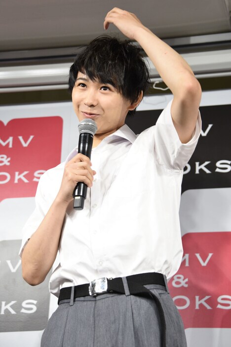 MC・友池さんのギャグをコピーする須賀健太。