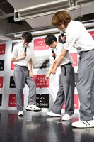 衣装の裾の汚れを気にする山本涼介（左）。