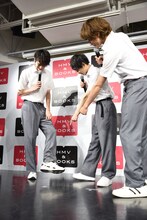 衣装の裾の汚れを気にする山本涼介（左）。