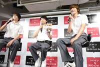 取材陣のカメラに向けて、DVDをアピールし続ける須賀健太（中央）。