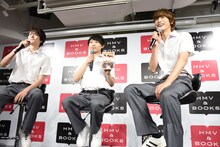 取材陣のカメラに向けて、DVDをアピールし続ける須賀健太（中央）。