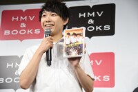 取材陣のカメラに向けて、DVDをアピールし続ける須賀健太。
