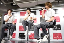 トーク中、不意に椅子の高さを上げた須賀健太（中央）。