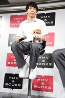 トーク中、不意に椅子の高さを上げた須賀健太。