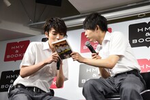 左から山本涼介、須賀健太。