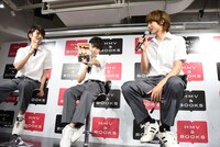 トーク中も、隙あらばDVDをアピールする須賀健太（中央）。