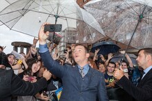 ファンと自撮りをするクリス・プラット。