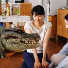 「妻ふり」本編映像、ワニに食べられた榮倉奈々が安田顕に「あなたは命の恩人です」