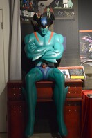 「DEVILMAN crybaby SABBATH SHIBUYA」会場に鎮座するデビルマンの等身大フィギュア。