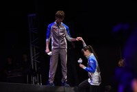 森川葵（右）をエスコートする新田真剣佑（左）。