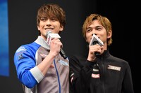 北村匠海（右）の髪型を見て「今日髪型一緒なの」と言う新田真剣佑（左）。