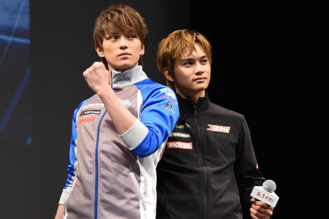 3番勝負に向けて意気込む新田真剣佑（左）と北村匠海（右）。